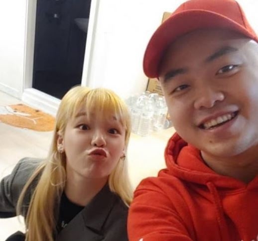 출처 : 프로듀서 탱크의 개인 SNS / 오마이걸 승희(왼쪽)와 탱크(오른쪽)