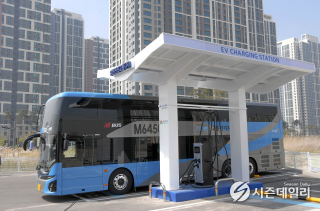 인천선진교통 충전차고지에서 촬영한 이층 전기버스 / 현대자동차 제공