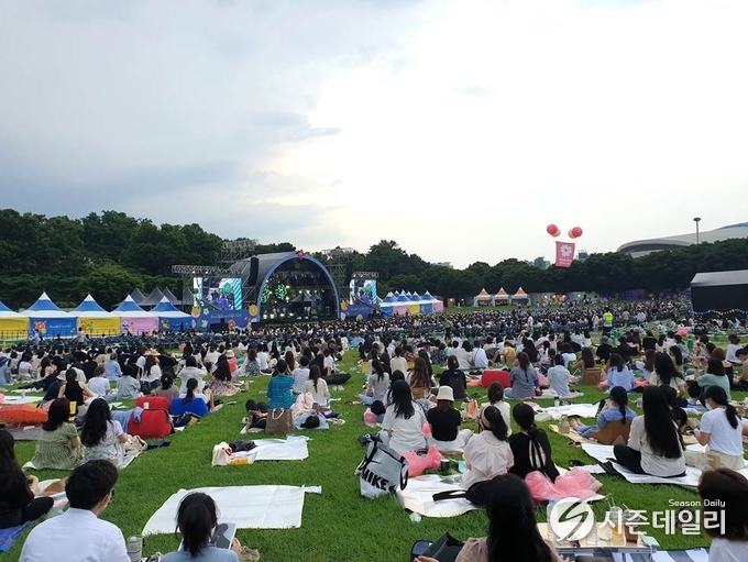 '2021 뷰티풀 민트 라이프'를 보기 위해 모인 관객들