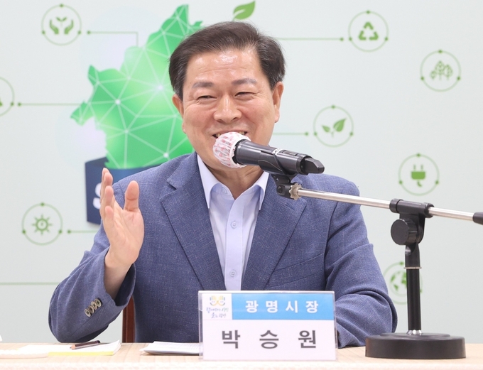 박승원 광명시장이 발언하고 있다.